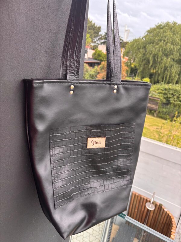 Tote bag en cuerina negra